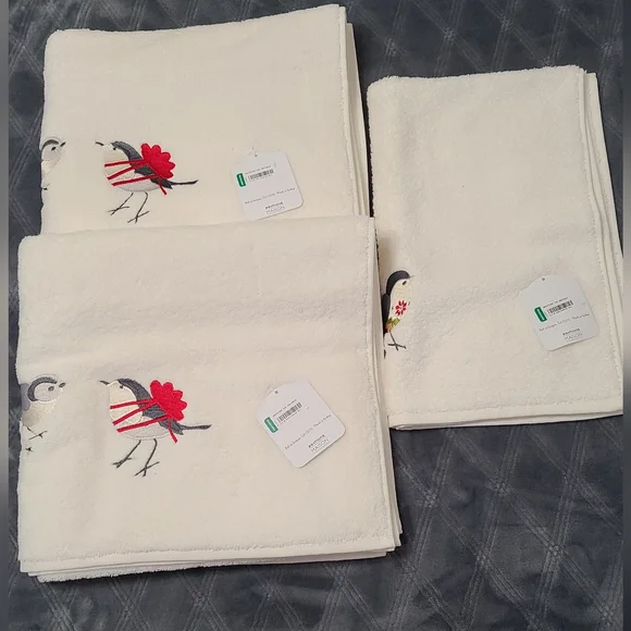 Simons Maison Christmas Bird Bath (Qty: 2) & Hand Towel (Qty: 1) - Picture 1 of 1